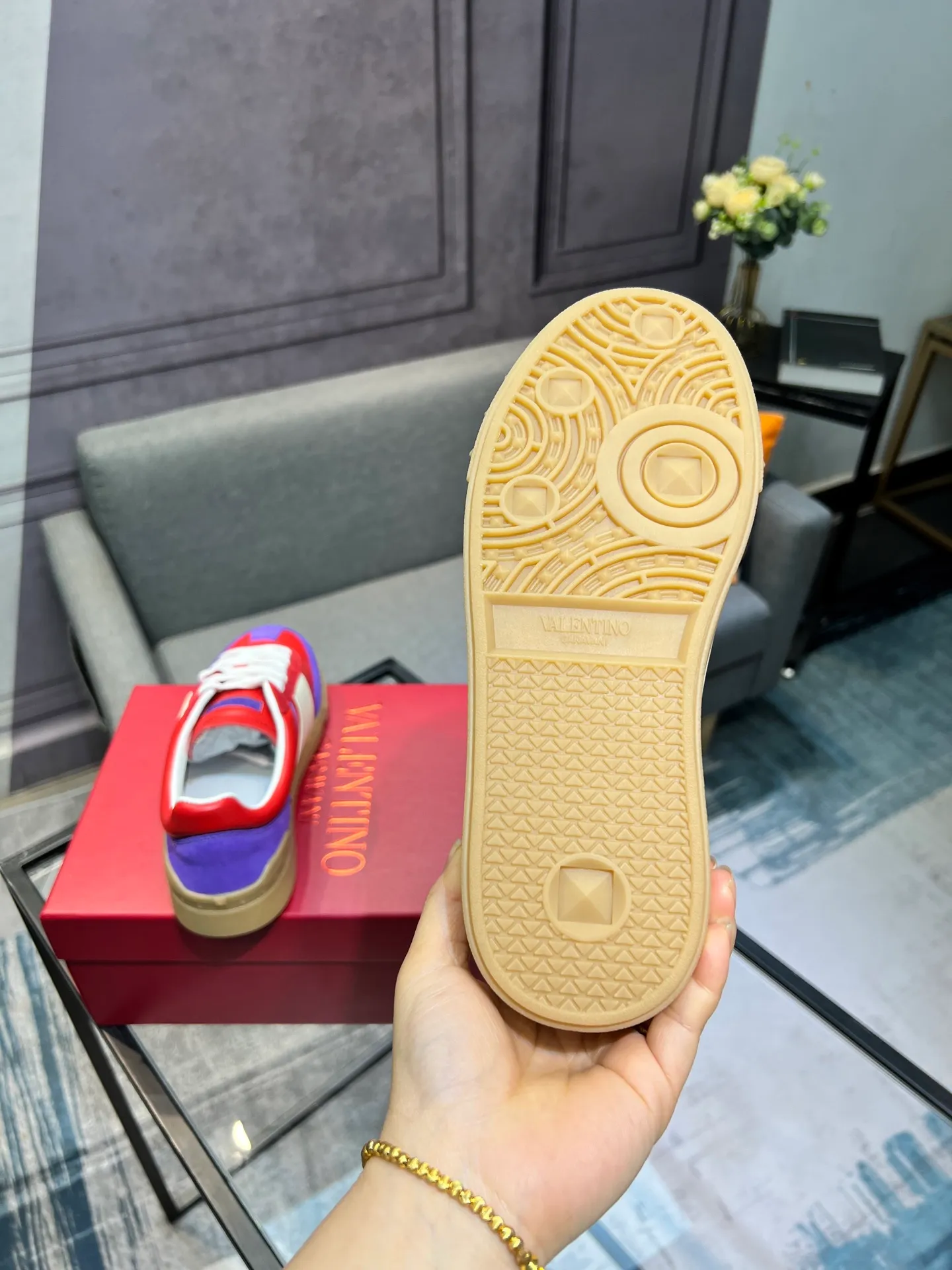 Men's shoes 💰620 👉🌹🌹VALENTINO counter synchronized new low-top casual sports shoes 👍Professional and high-end, perfect replica, first-class quality! 👍All made of original 1:1 materials, exclusive mold opening! 👍High mercerized cowhide fabric 👍TPU outsole, comfortable and wear-resistant, brand injection insole, 👍Full set of high-end counter packaging 👍All details are customized with 1:1 mold, striving for perfection! 👍Couple style female 35-41, male 38-46 (female 41, male 45 46 customized)